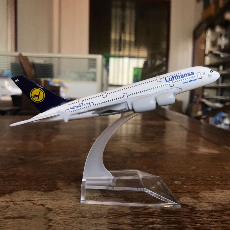 Miniatur Diecast Pesawat Terbang Lufthansa Airbus 380 A380 Bahan Metal Untuk Koleksihadiah