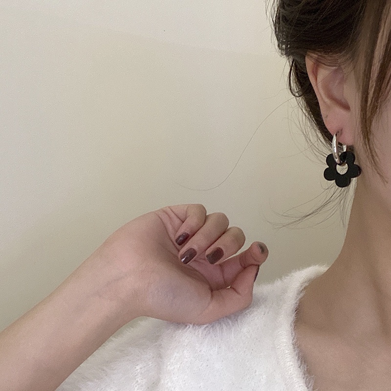 Anting Tusuk Motif Bunga Hollow Simple Trendy Ala Korea Warna Hitam Untuk Wanita