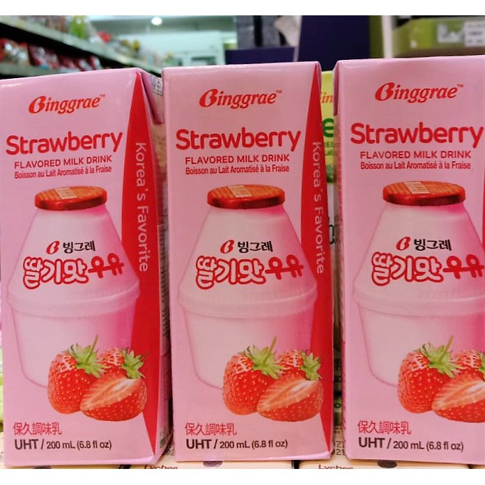 

BINGGRAE STRAWBERRY FLAVORED MILK DRINK / MILK KOREAN FAVORITE 200 ML
