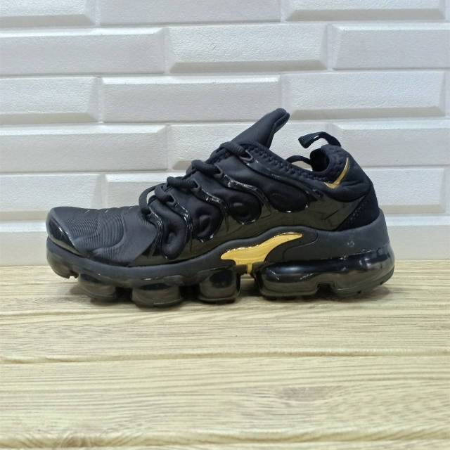 nike vapormax plus gold