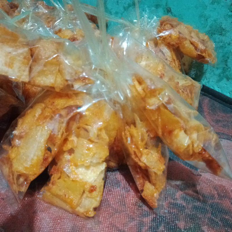 

kripik ubi pedas manis gurih renyah.