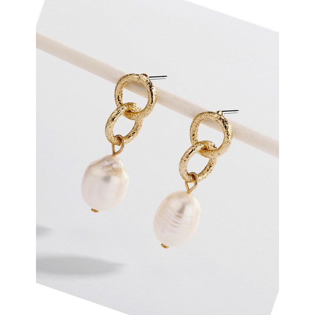 LRC Anting Tusuk Fashion Gold Beaten Circle Natural Shell Pearl Stud Earrings D28762