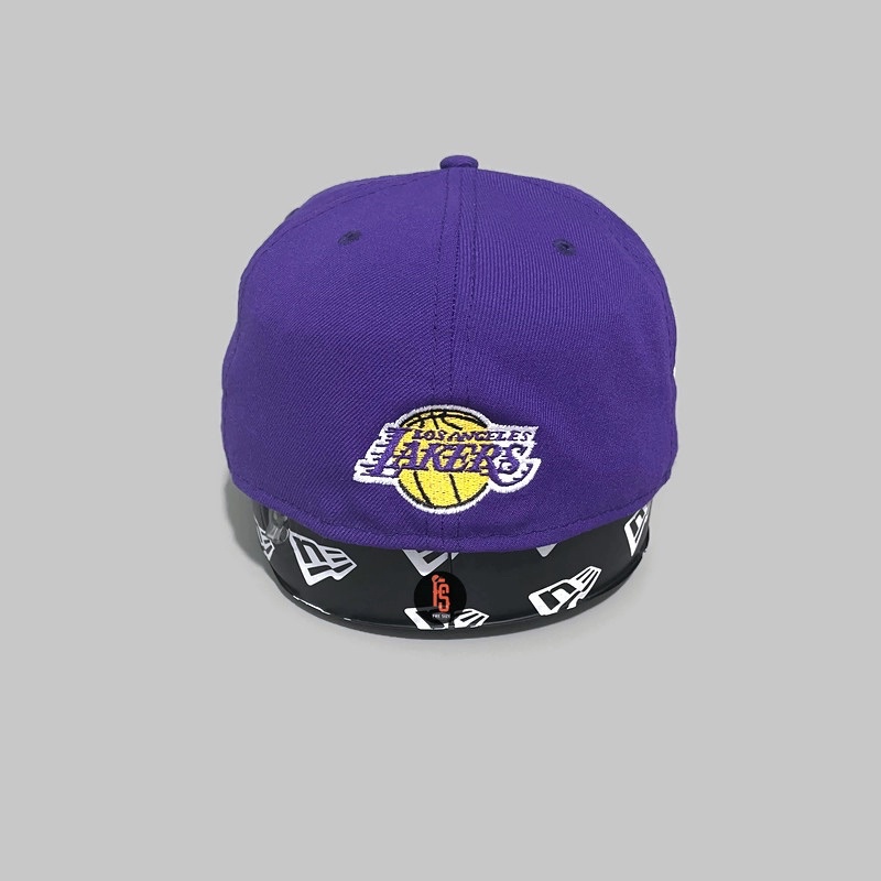 TOPI NEW ERA ORIGINAL 5950 TIP OFF LOS ANGELES LAKERS PURPLE