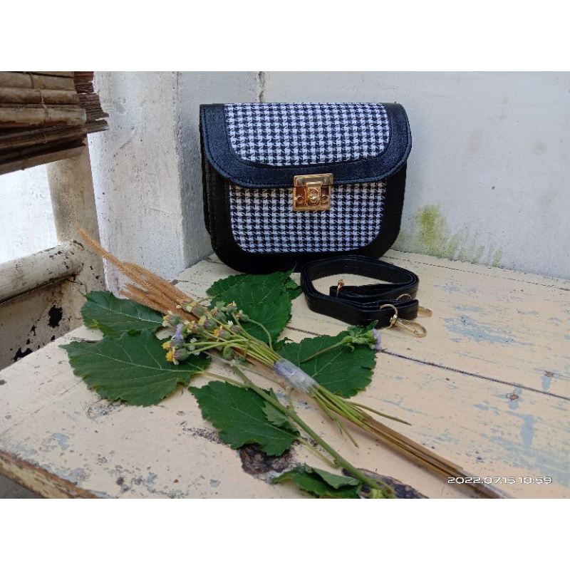 Tas motif kotak hitam putih korea murah