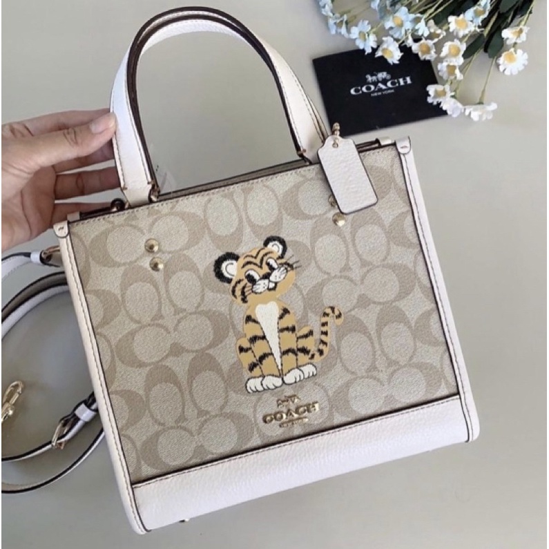 Coach Field Tote 22 In Signature Canvas With Tiger (C7001)