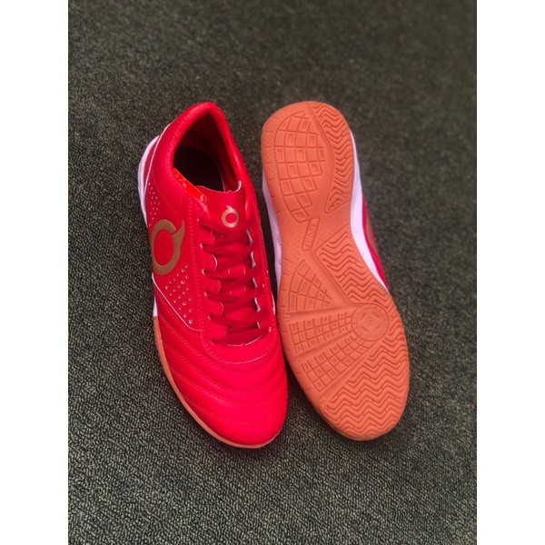 sepatu futsal ourtuseight bonus kaos kaki