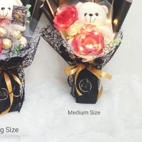 

➢ Korean Doll Bouquet Flower / buket bunga / buket boneka / buket wisuda / hadiah wisuda / ulang tahun / valentine / hadiah valentine ✦