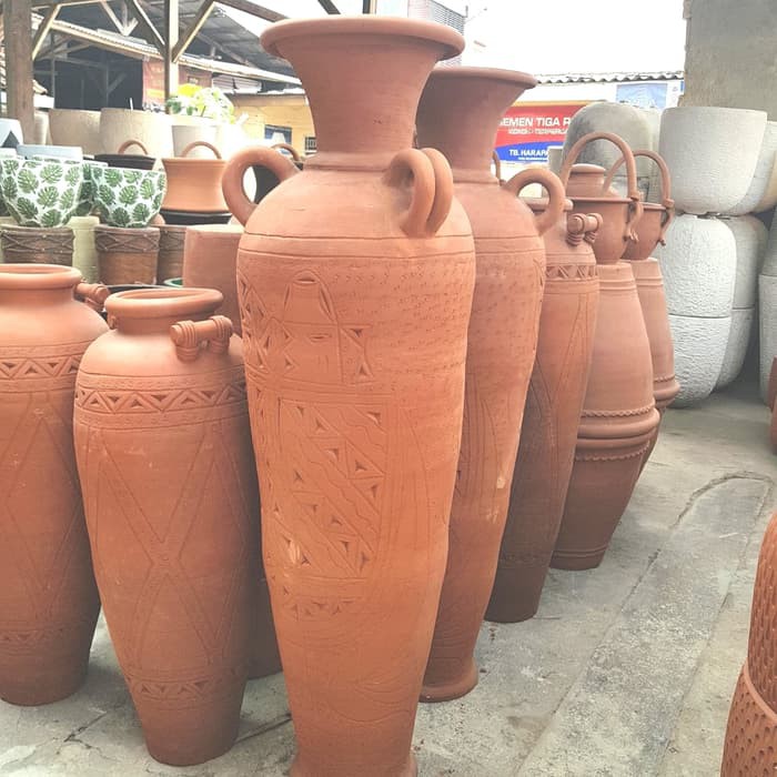 Guci vas tinggi besar