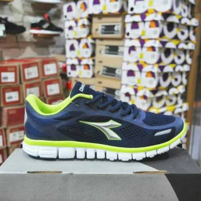 Sepatu casual diadora