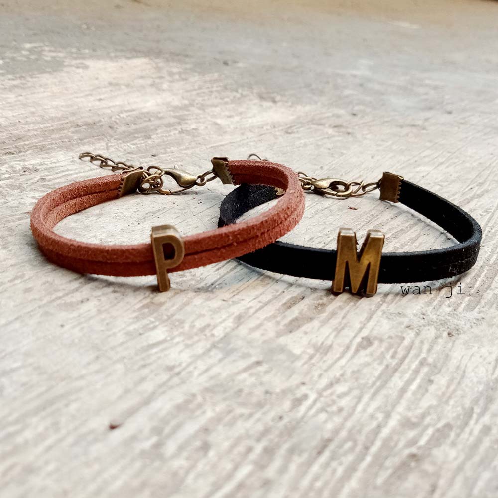 Gelang Couple Inisial Nama Tali Suede Simple Bronze Slide 20 Warna