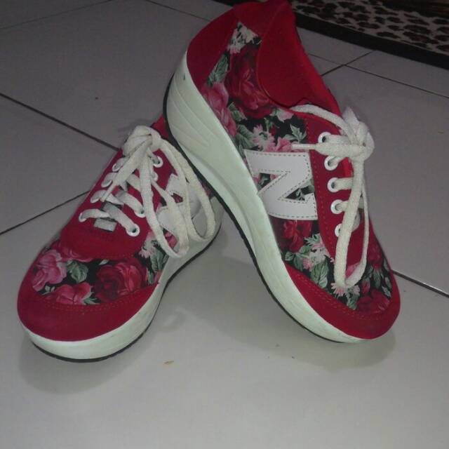 Sepatu motif bunga