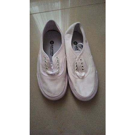 saxteer sepatu putih