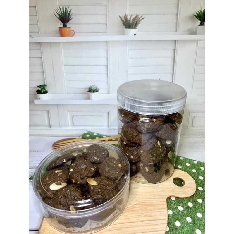 

CRUNCHY CHOCO ALMOND COOKIES WITH PREMIUM INGREDIENTS