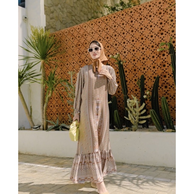 Madeena Dress Gold Size SM by Haideeorlin