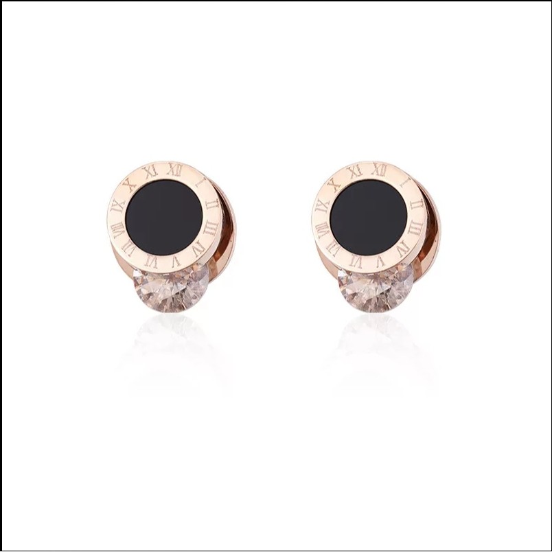 Anting Titanium Stud B&lt;lgr Diamond Huruf Romawi Untuk Wanita Tersedia Warna Rosegold, Gold,  Silver