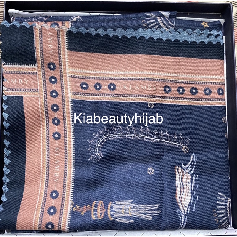 Kala Scarf Wearing Klamby