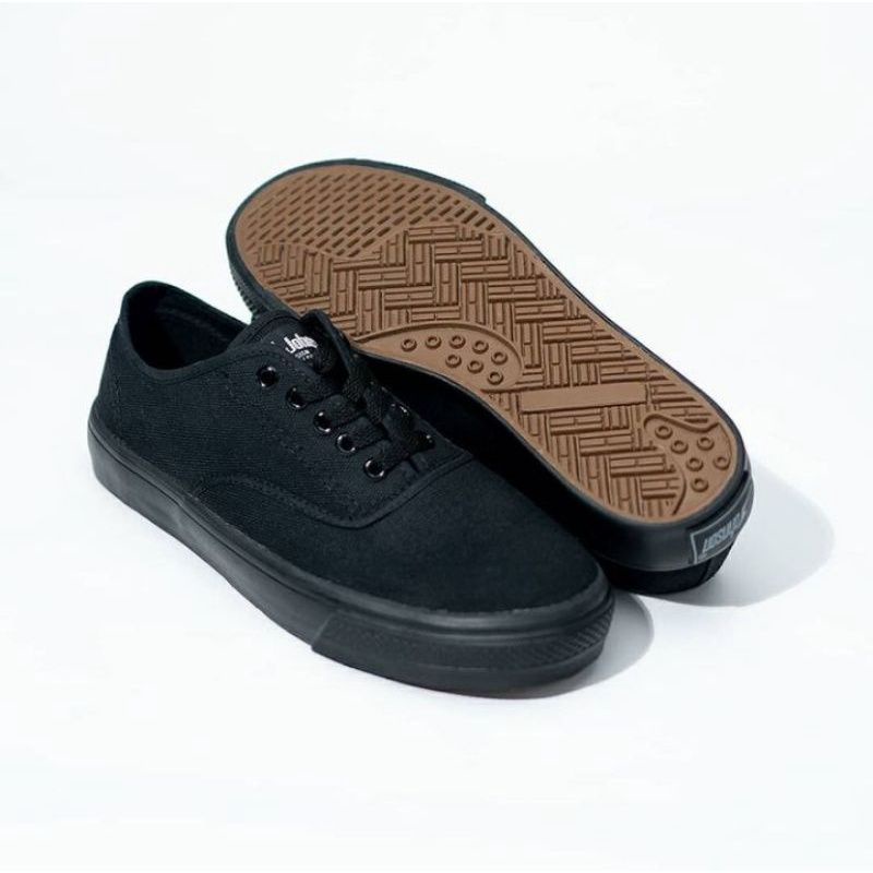 JOHNSON ASTRO LOW CUT ALLBLACK ORIGINAL 100% / Sepatu jhonson / Sepatu jonson / Sepatu sekolah / Sneaker hitam dan wanita / Sepatu black pria / sepatu black wanita / Sepatu sekolah murah / Sepatu fullblack