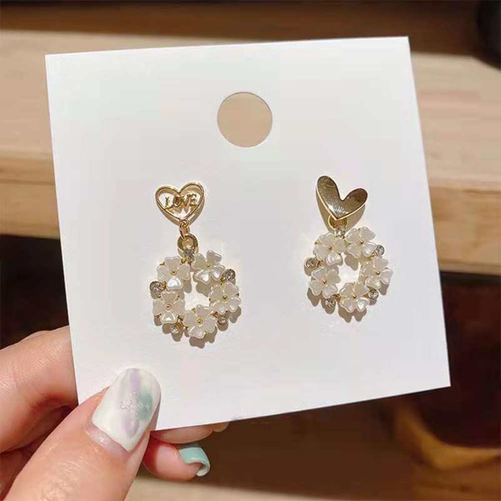 1 Pasang Anting Tusuk Gantung Asimetris Desain Hati / Bunga Kreatif Untuk Wanita