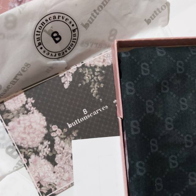 Buttonscarves hydrangea noir