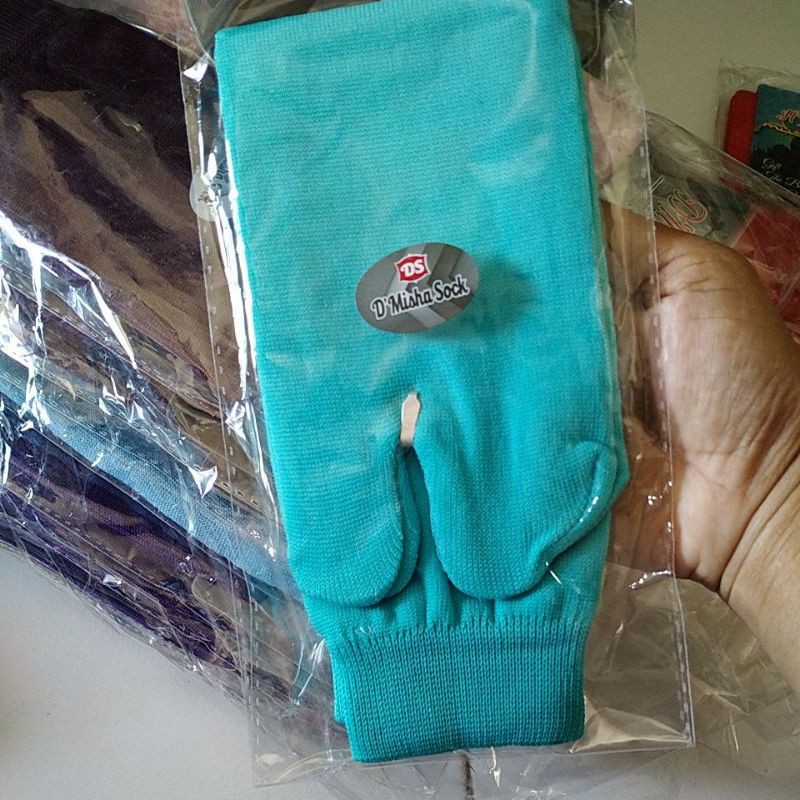 Kaos kaki jempol-Tosca