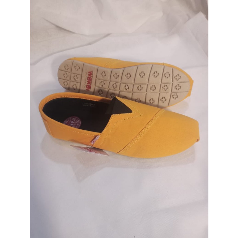 sepatu wakai slip on full kuning unisex 36-43 realpict