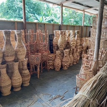 Vas Bunga Guci Rotan Tinggi 30 cm / Guci Rotan Vas Bunga Decorasi Ruang / Pot Bunga Hias Guci Rotan Alam