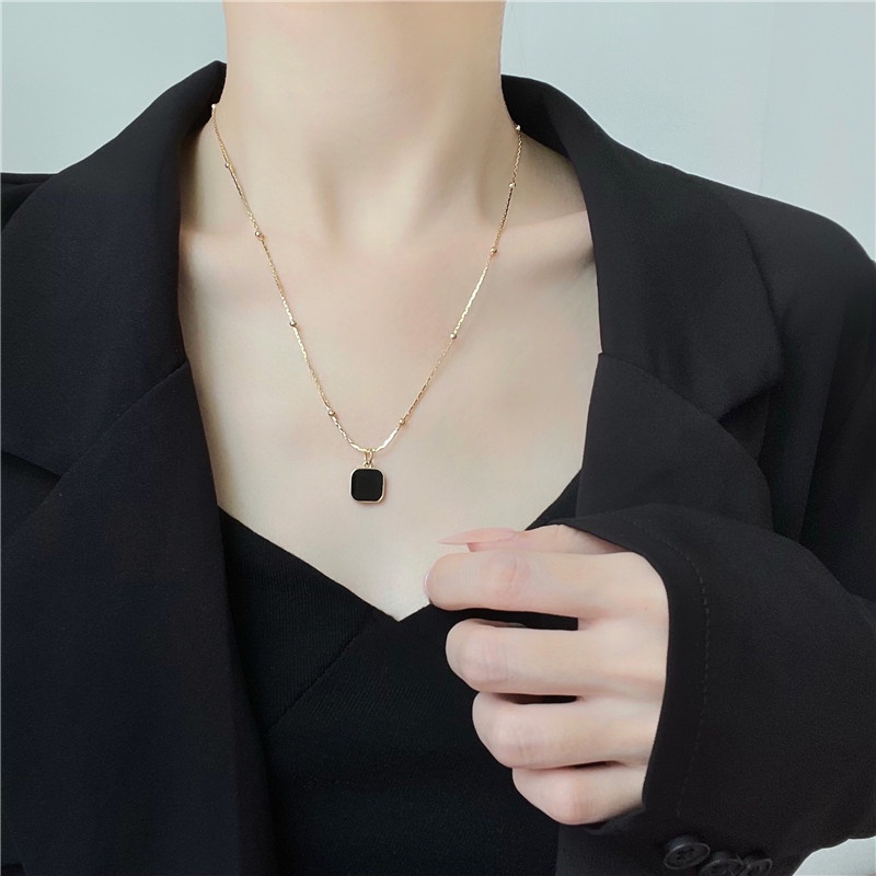 Kalung Rantai Clavicle Simple Dengan Liontin Persegi Warna Hitam Untuk Wanita