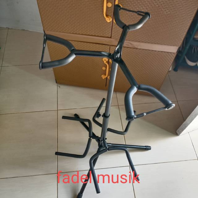 Stand gitar triple untuk 3 gitar