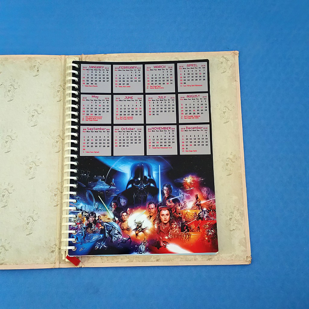 

KALENDER 2025 BINDER ORGANIZER TEMA STAR WARS (Bisa request tahun) 2 Ring, 6 Ring, 20 Ring, 26 Ring Murah