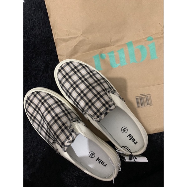 sepatu slip on rubi kotak-kotak new collection ukuran 38