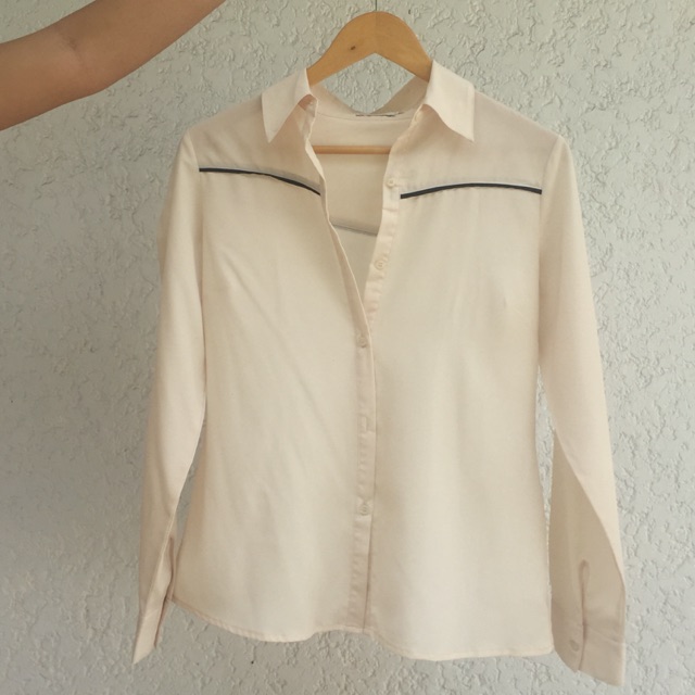 Preloved Kemeja Wanita Putih Accent