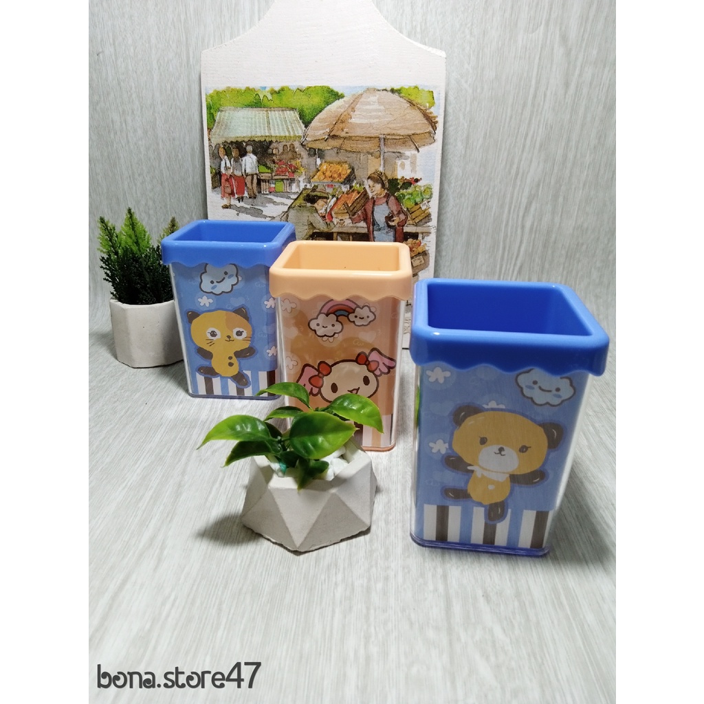 

PEN STAND KARAKTER || TEMPAT ALAT TULIS || DESK SET ORGANIZER || TEMPAT PENA || PEN HOLDER || STATIONERY STAND ||