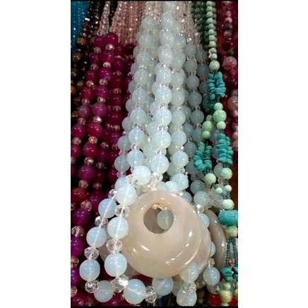 kalung batu dan manik manik khas Kalimantan