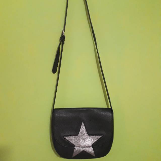 Tas Stradivarius sling bag