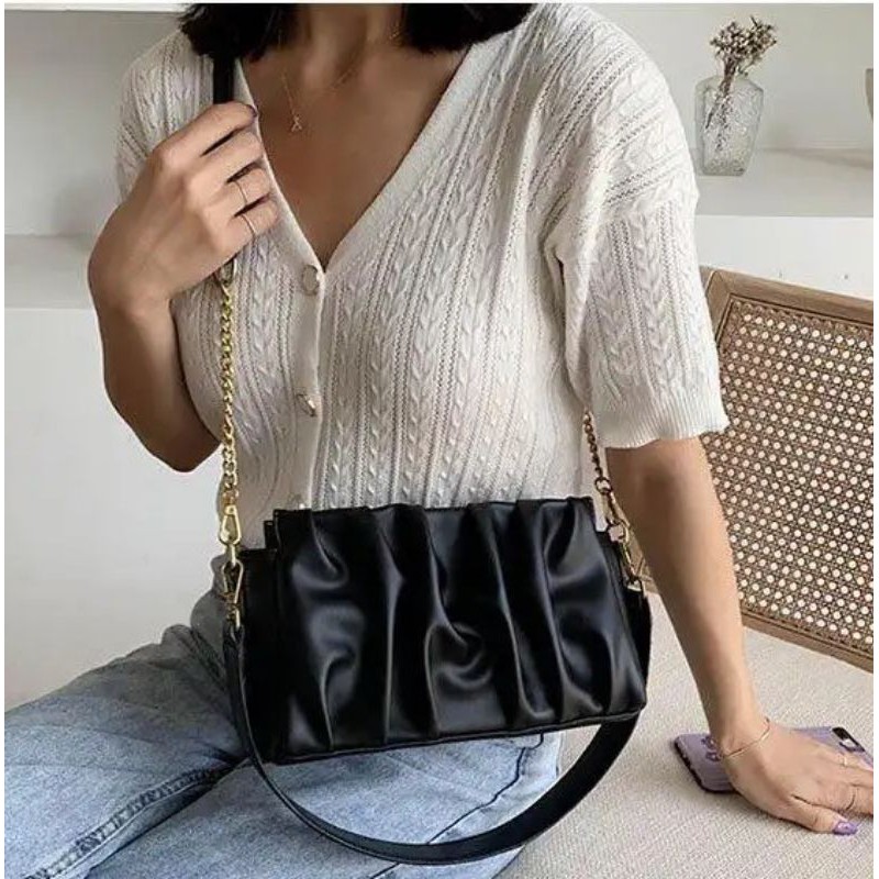 

Kode: ELJ 5111IDR : 133 rb Bahan : Kulit PU ukuran: 14 x 23 x 5 cm Warna :Black, White, Purple