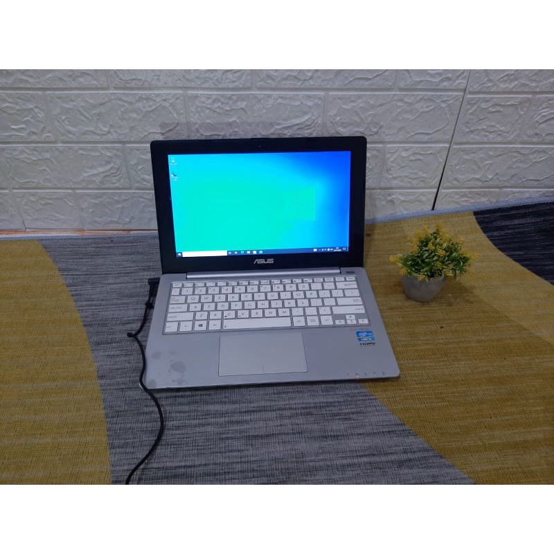 Netbook Asus X201E core i3 gen 3 Ram 4gb ssd 256gb oke normal siap pakai