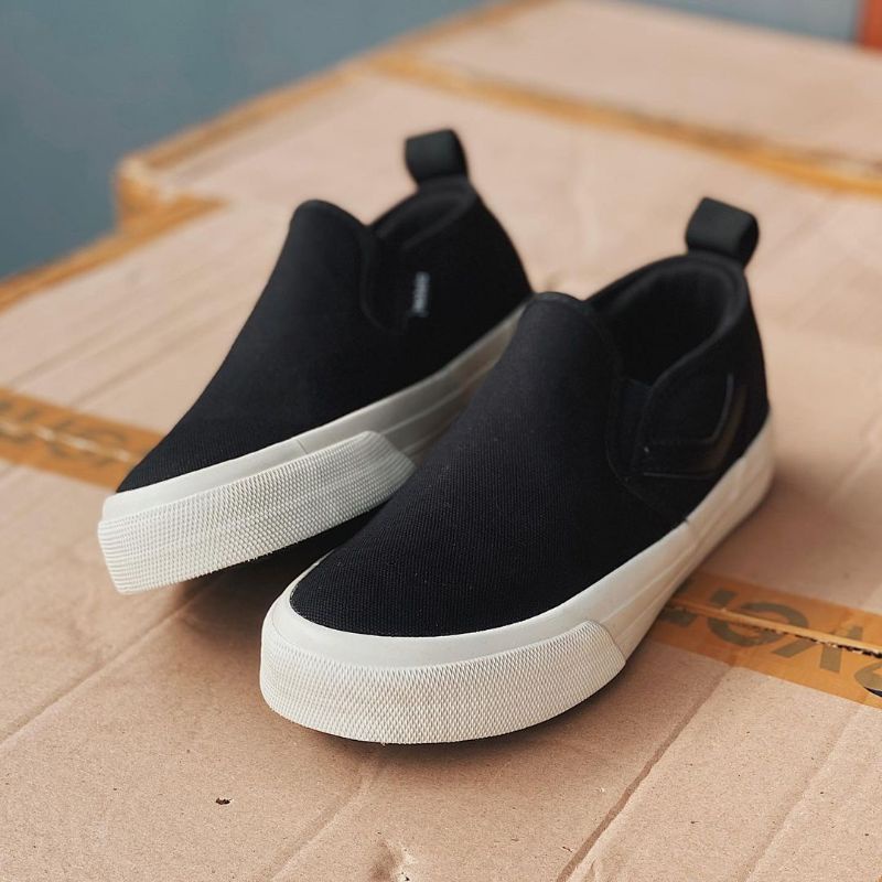 Sepatu Ventela Icon Slip On Black & White Ventella Vantela Original Termurah-Hitam