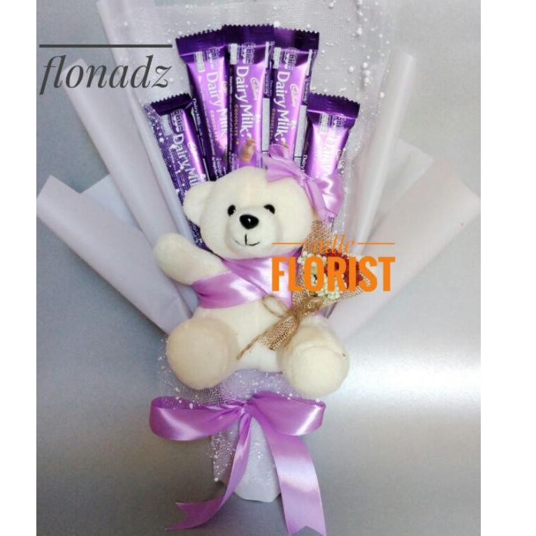 

Tersedi4 PROMO! BUKET COKELAT BONEKA BUKET SNACK / BUKET SILVERQUEEN KADO WISUDA KADO ULTAH KADO ANN
