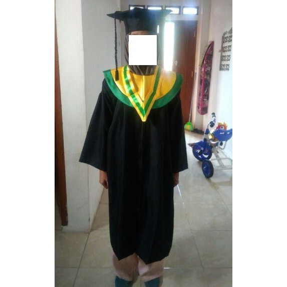 baju Toga Wisuda KAIN Gabardin Set Lengkap Dengan Topi Samir Dan Kalung Bahan Kain Gabardin Jubah pakaian hitam adem texture dingin nyaman di pakai