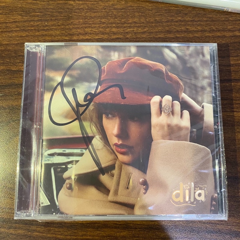 TAYLOR SWIFT SIGNED ALBUM (RED TAYLOR’S VERSION) BACA DESC