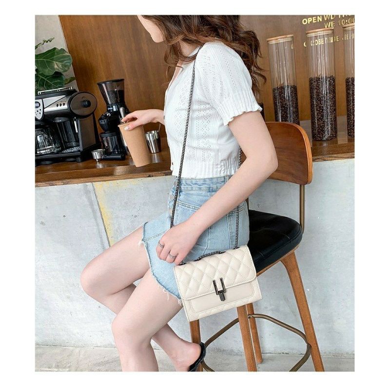 Tas Slempang Wanita Kekinian Cantik Slingbag Chelsy Embos BN Rantai Hitam