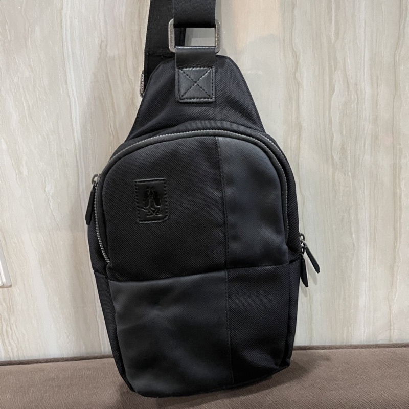 WAIST BAG HUSH PUPPIES / SLING BAG HUSH PUPPIES / TAS COWOK / preloved