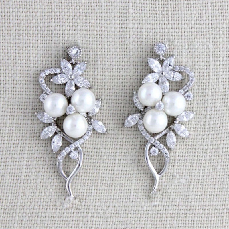 Fancyqube 1 Pasang Anting Desain Bunga Anggur Aksen Mutiara Kristal Berlian Imitasi Untuk Wanita