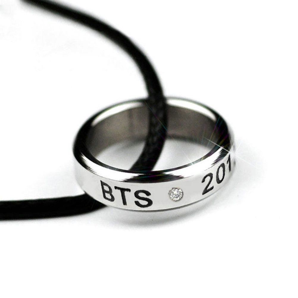 Hu Hu Hu Hu Hu Alat Bantu Pasang Kacamata♡ Cincin Titanium Steel Motif Ukir Tulisan Hias Berlian Imitasi Untuk Priahadiah