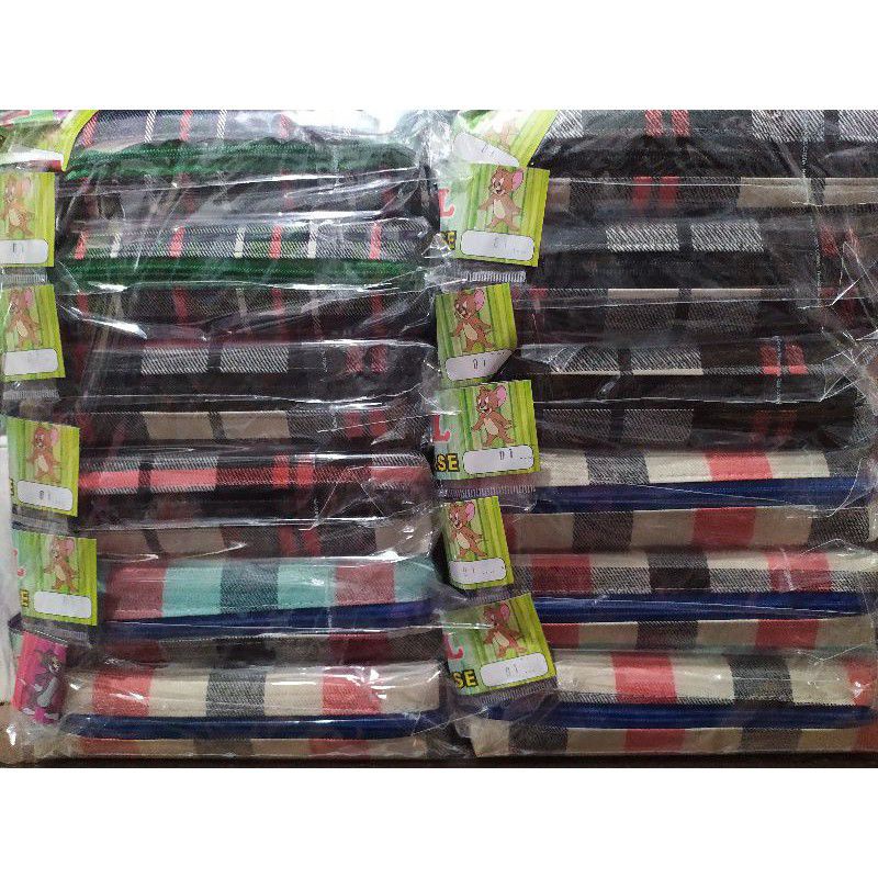 

kotak pensil kain resleting motif kotak