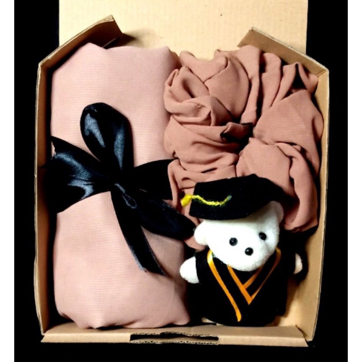 

GIFT BOX PAKET 4 ISI HIJAB + SCRUNCIR + GANTUNGAN BONEKA WISUDA BY THIS.GIFTS | HAMPERS HIJAB | HAMPERS WISUDA | HAMPERS MURAH | HAMPERS KADO ULTAH | GIFT BOX MURAH |