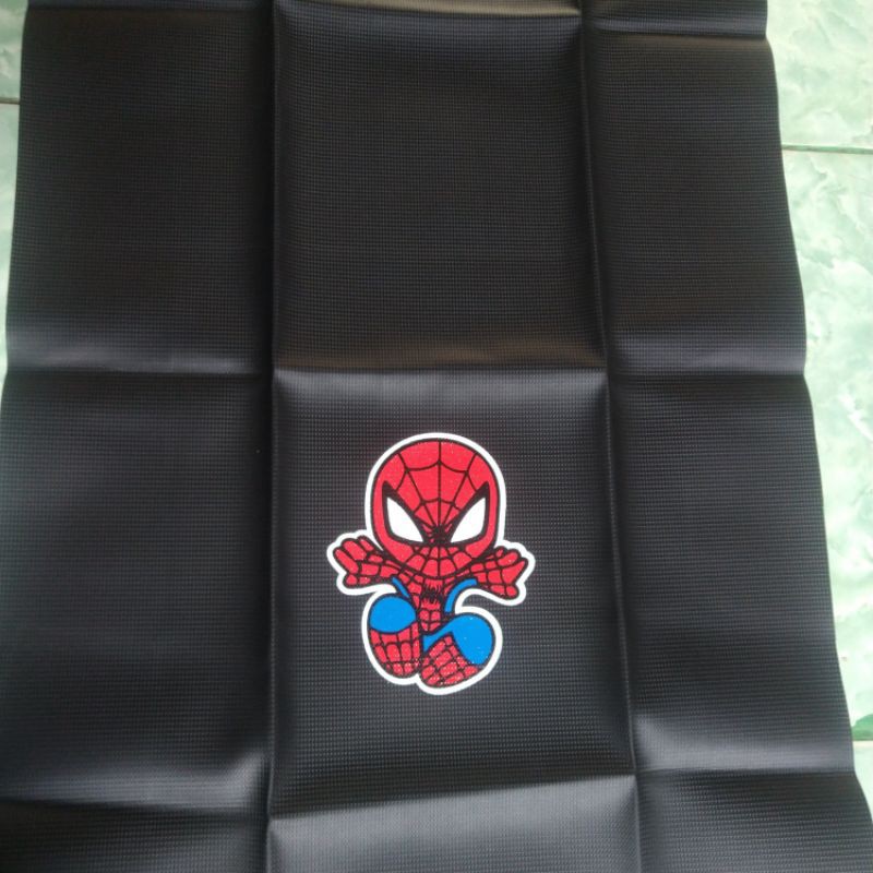 Sarung kulit jok motor gambar spiderman bahan tidak licin.