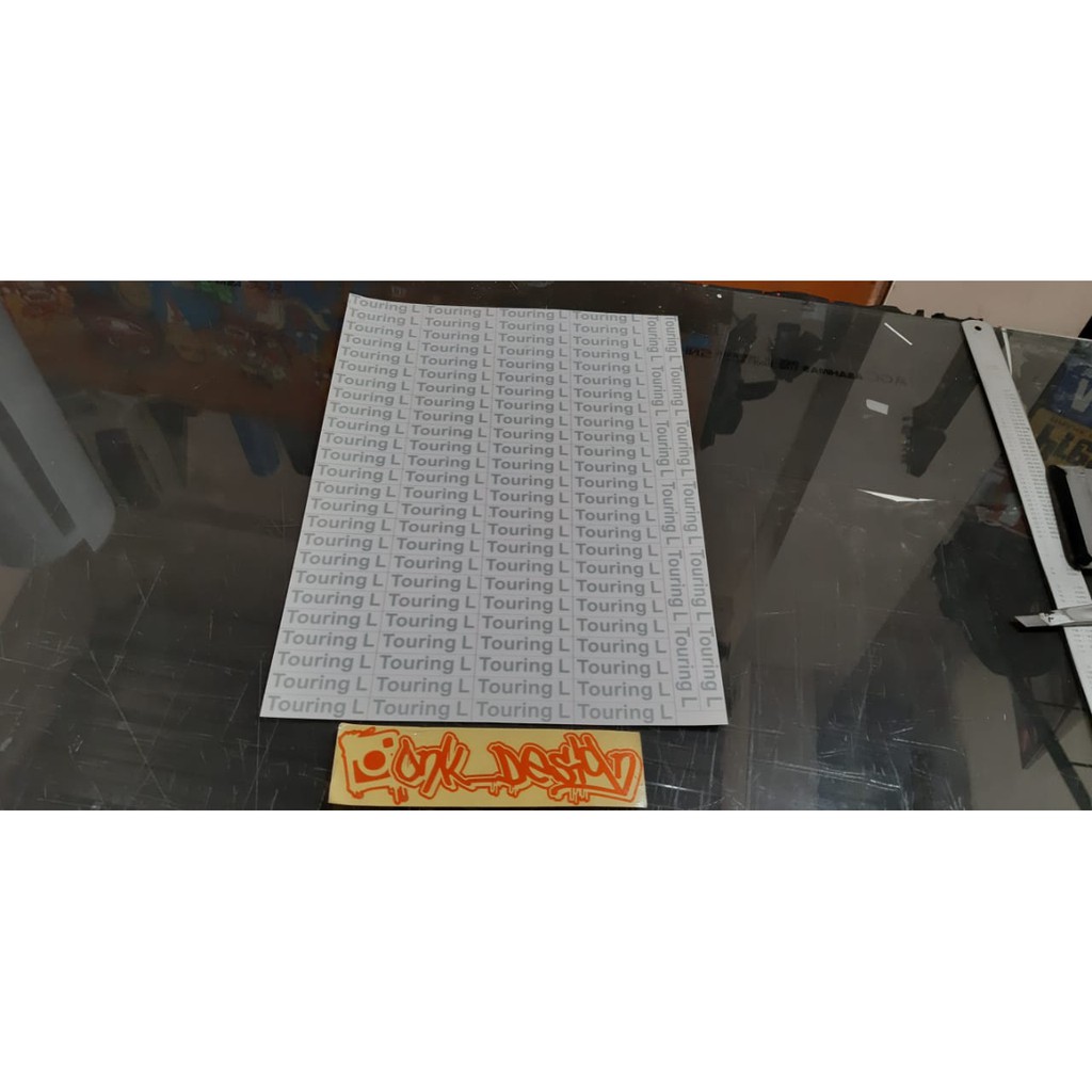 

cutting sticker stiker bebas desain printing waterproof label merk laminasi 135