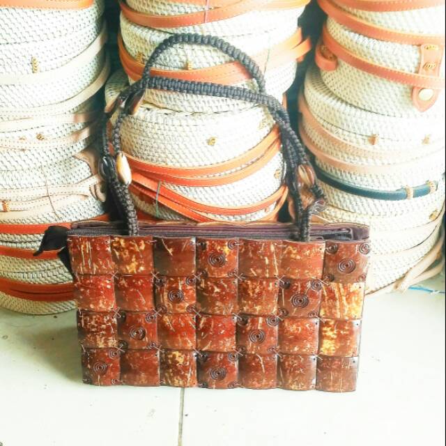 Tas Selempang Wanita Ornamen Batok Kelapa