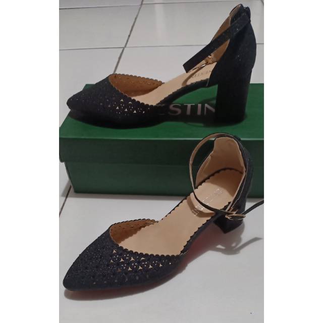 Sepatu pesta Ernestine.